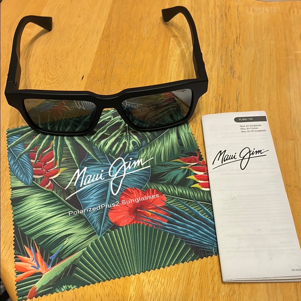Brand new Maui Jim Black Sunglasses with Polarized Lenses Kahiko